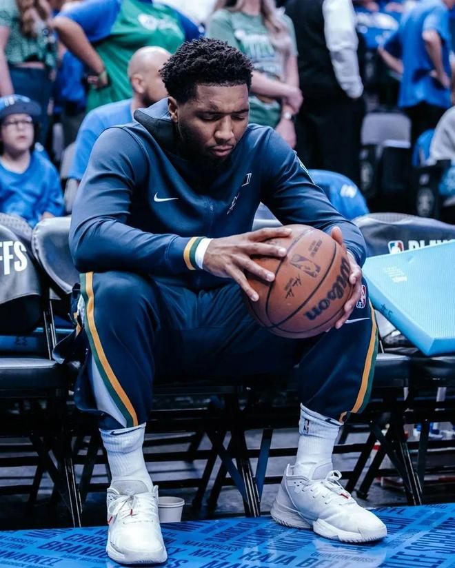 TA：多家豪门关注小将斯密特，阿尔克马尔对其估价约6000万欧（TA：阿尔克马尔为新星斯密特标价约6000万欧，多家豪门密切关注）