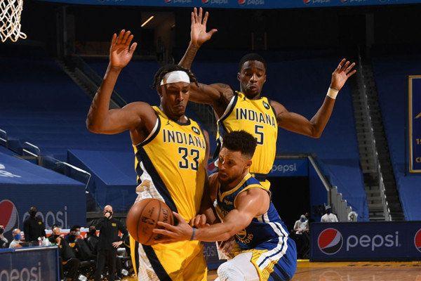 足球英超双红会爆发冲突，多人吃黄牌（英超双红会火药味十足，多人染黄）