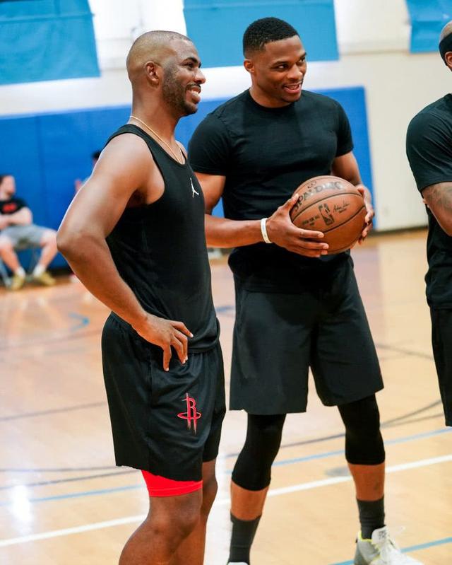 海港亚冠赛前Vlog：吉祥物伊戈已量产；林皇再度作客上海滩（亚冠赛前海港Vlog：伊戈吉祥物量产上线，林皇重返上海滩）