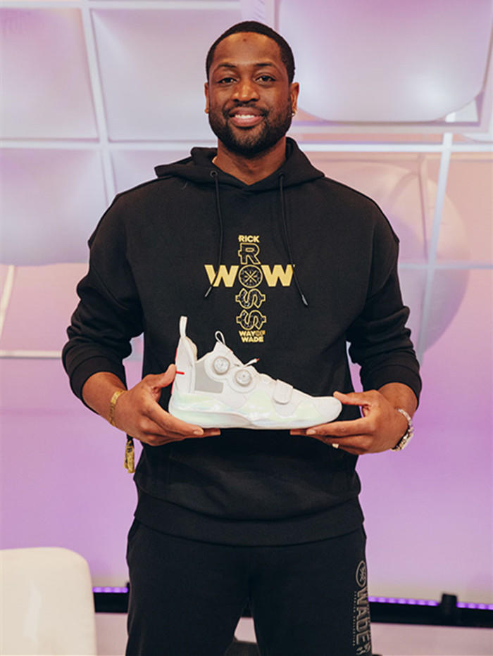 姆巴佩双响+库尔图瓦神扑！皇马客场群星闪耀，多名主力带伤出战（姆巴佩梅开二度，库尔图瓦高接低挡！皇马客场群星发光，多名主力带伤登场）