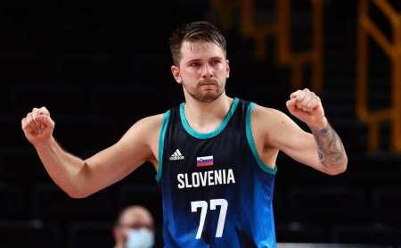 掘金约基奇豪取三双助球队连胜（约基奇揽三双，掘金续写连胜）