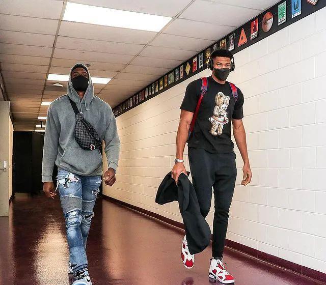 两条重大线索表明卡洛斯·巴莱巴即将加盟曼联。（两大迹象显示卡洛斯·巴莱巴接近加盟曼联）