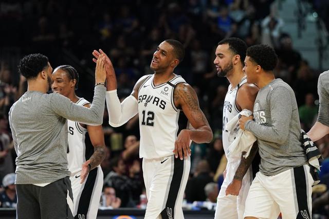 国王更新战爵士伤病报告：施罗德&小萨双双缺阵（国王公布对爵士赛伤病名单：施罗德、小萨均将缺席）