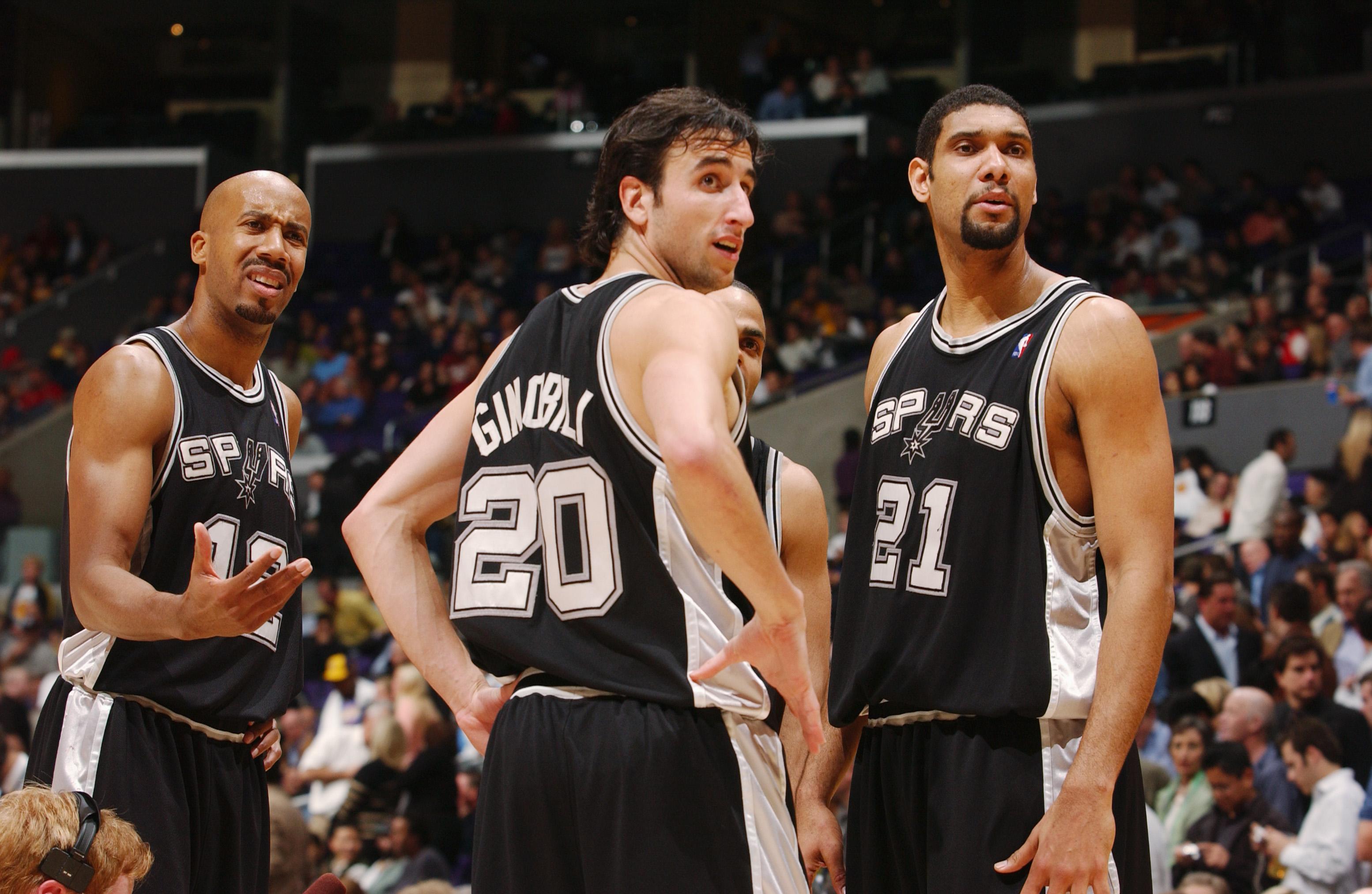 山东泰山今天下午在基地举行球迷开放日，一百多名球迷到场（山东泰山基地今日下午向球迷开放，百余名球迷到场）